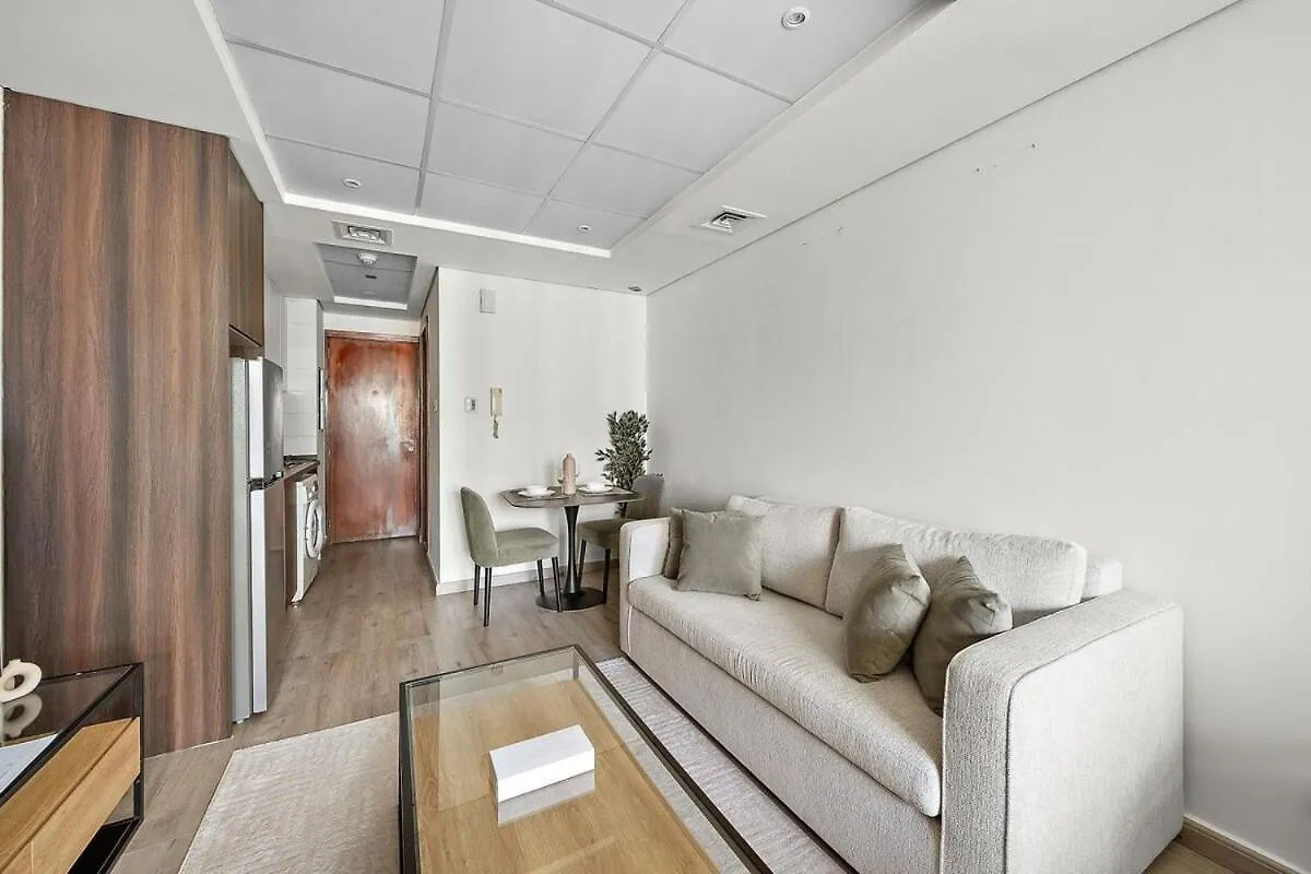 Stunning Lake View Apartment In Jlt Dubai