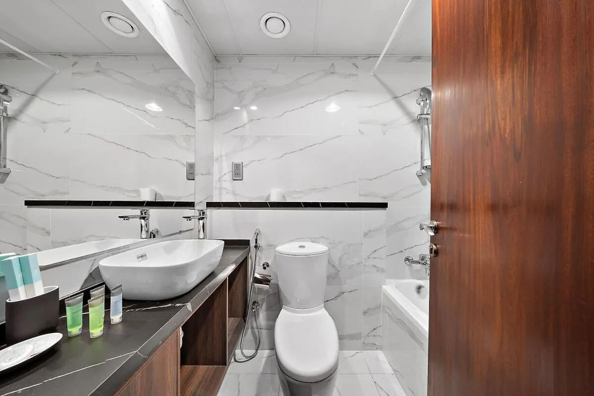 Stunning Lake View Apartment In Jlt Dubai