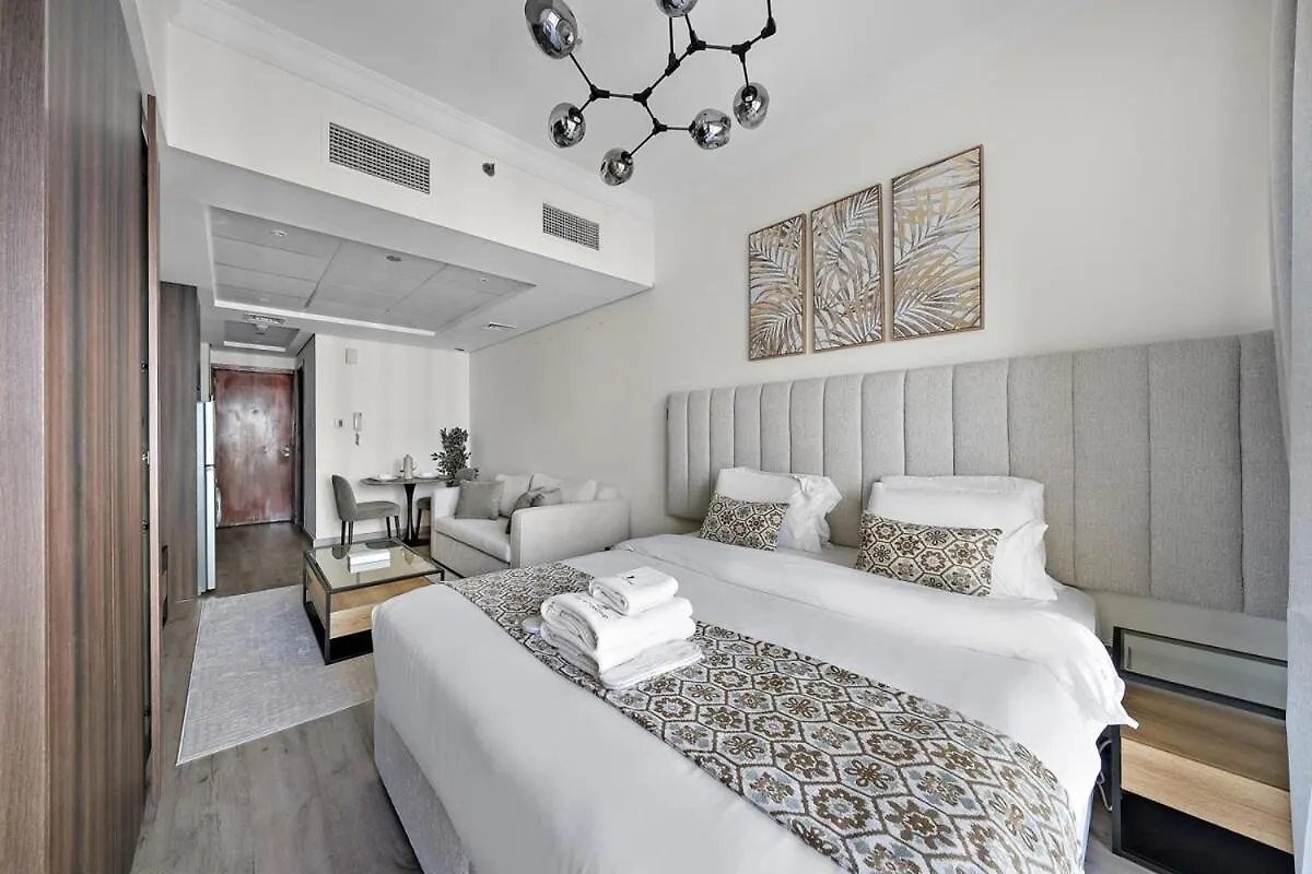 Stunning Lake View Apartment In Jlt Dubai