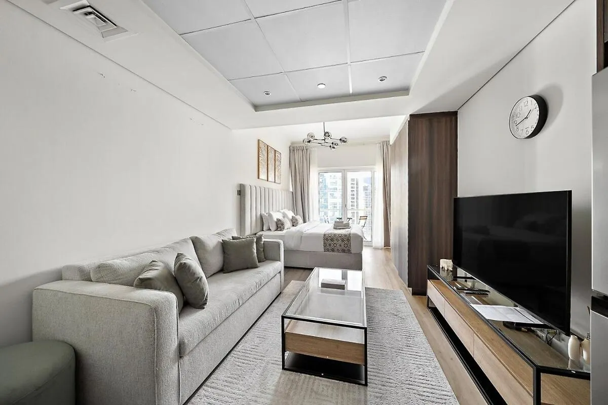 Stunning Lake View Apartment In Jlt ドバイ