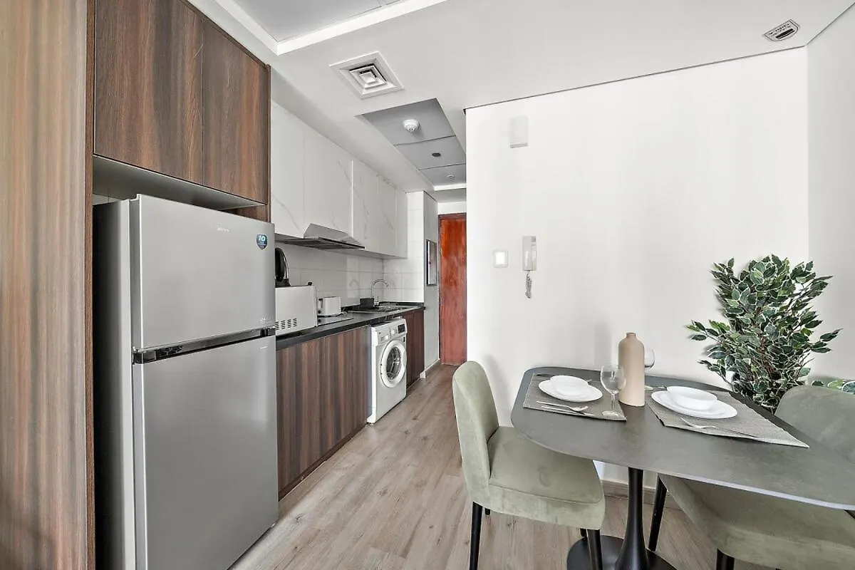 Stunning Lake View Apartment In Jlt ドバイ