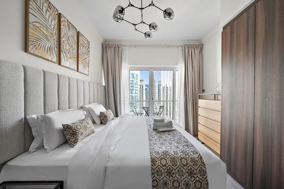 Stunning Lake View Apartment In Jlt ドバイ