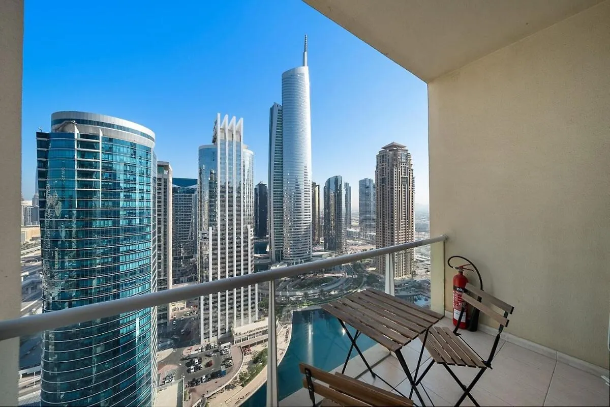 Stunning Lake View Apartment In Jlt ドバイ